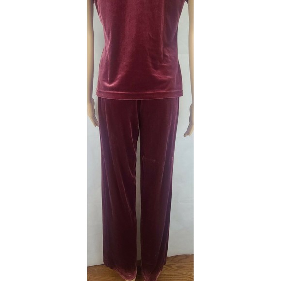 Jaclyn Smith Women's (S) Red/Burgundy Velour Short Sleeve Top and Pants-2 Piece - Picture 9 of 11